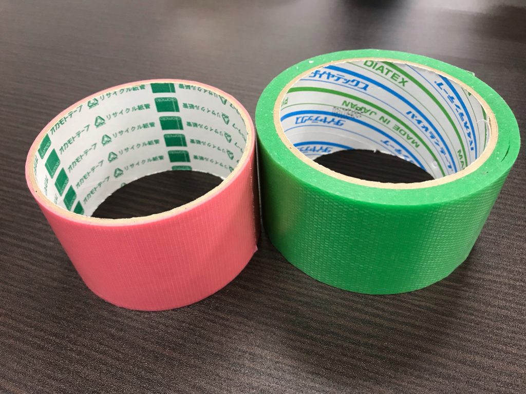 ピンクと緑の養生テープです。メーカーにより粘着力が若干異なります